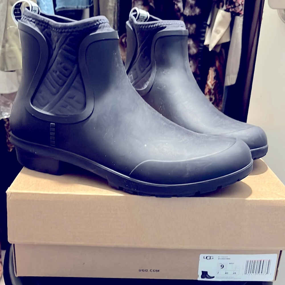 UGG CHEVONNE rain/snow boots